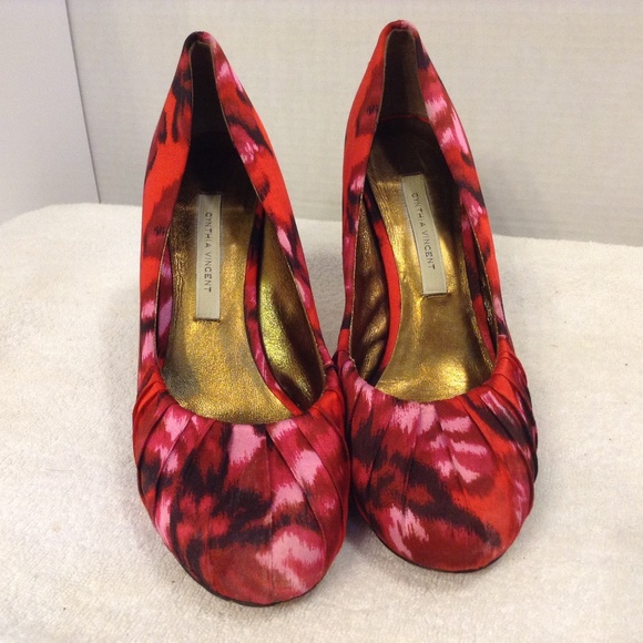 CYNTHIA VINCENT RED, BLACK,& PINK PRINT PUMP - Picture 3 of 4